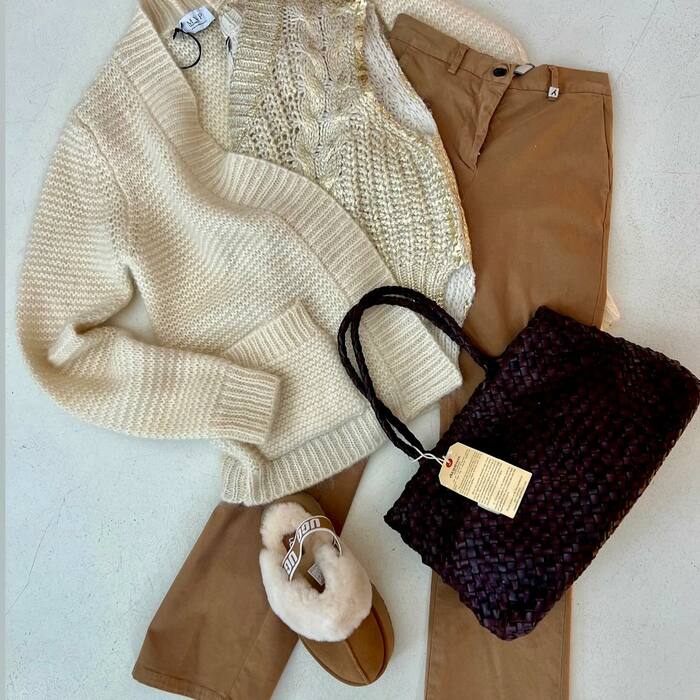 Outfit perfetto per domani mattina.. pantalone chino in cotone invernale abbinato al gilet color oro e il cardigan avvolgente color bianco inverno ☀️ da non dimenticare le funkette ugg color chestnut con il merinos stesso colore del cardigan e la borsa di pelle intrecciata a mano di Dragon ☀️☀️infallibile 

#ugg #outfitoftheday #mvp #4piazzafulci #messina #be_different #winter #loveit #dragon #inspiration #sporty #fashion #luxurylifestyle