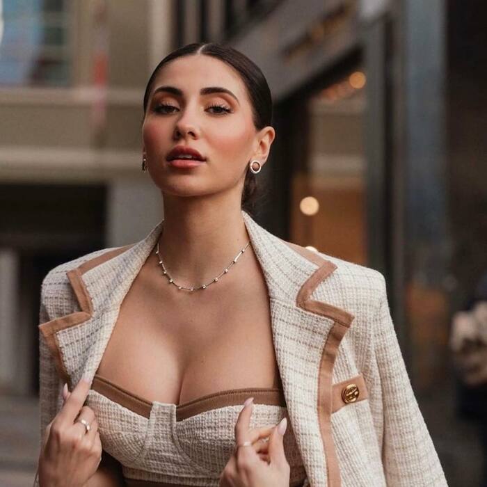 Femminile, elegante e sensibile.
La donna Elisabetta Franchi è forte e si sente sicura di se stessa.
.
.
.
#elisabettafranchi #chic #shoponline #shopping #4piazzafulci #messina #sicily #elegant